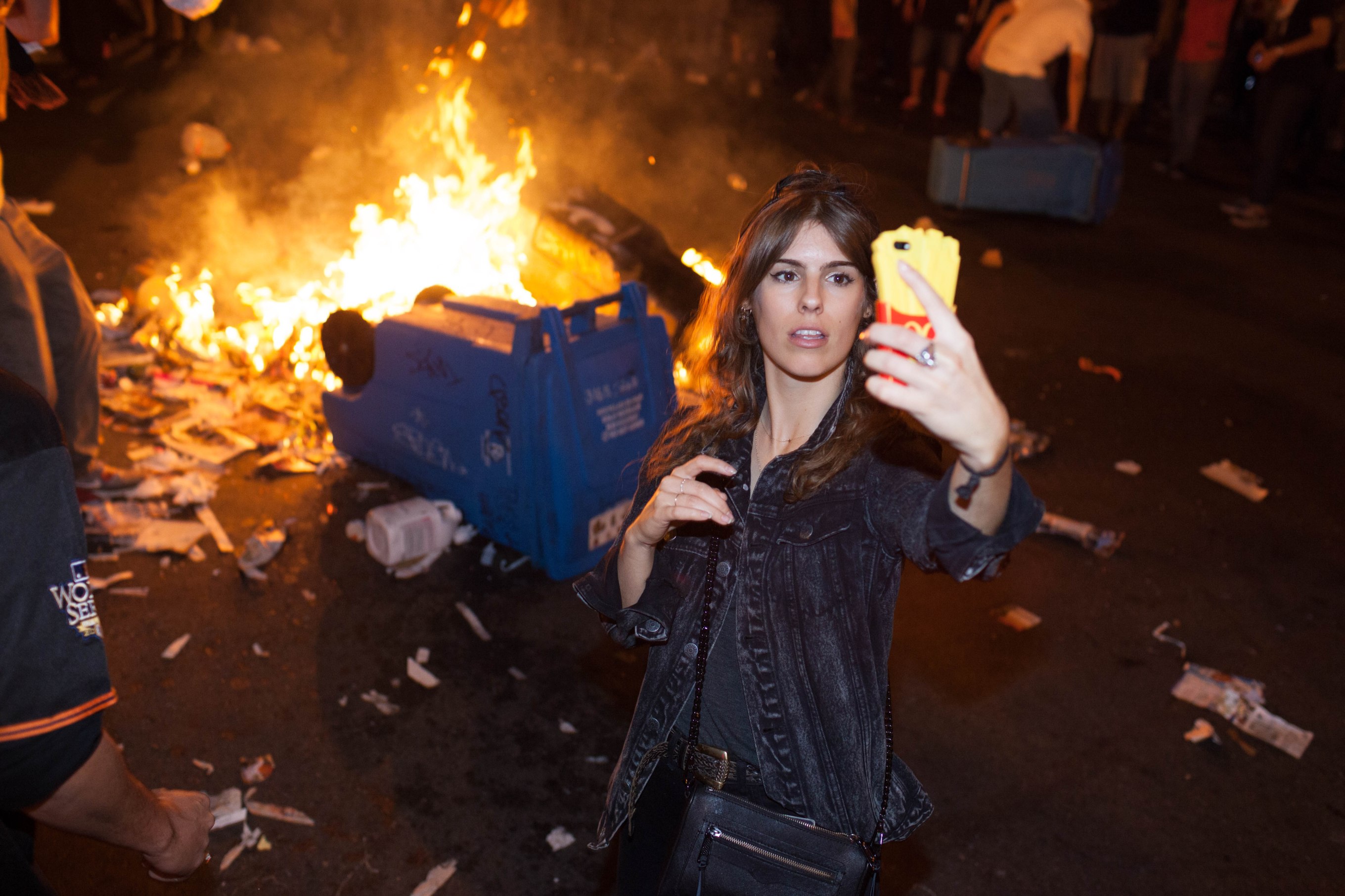 Woman_taking_bonfire_selfie_-_San_Francisco_Giants_World_Series_2014_celebration